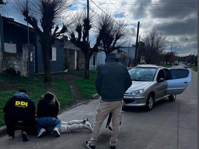 Escap� de la polic�a, descart� droga y fue capturado